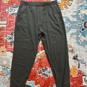 GREEN LULU LEMON SURGE JOGGER (SHORT INSEAM) SIZE L